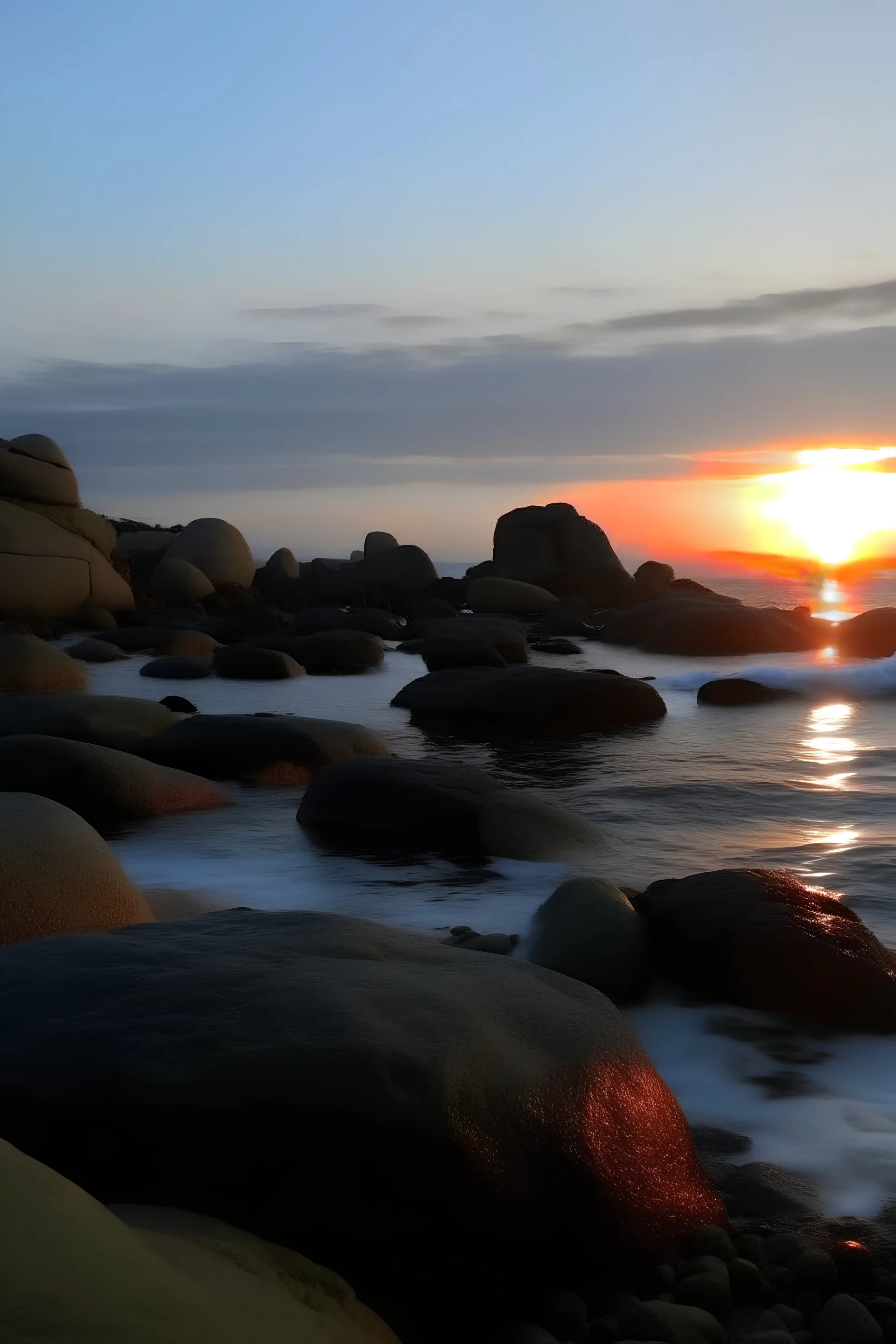 sirenas en las rocas en primer plano al amanecer de la isla Antemoesa