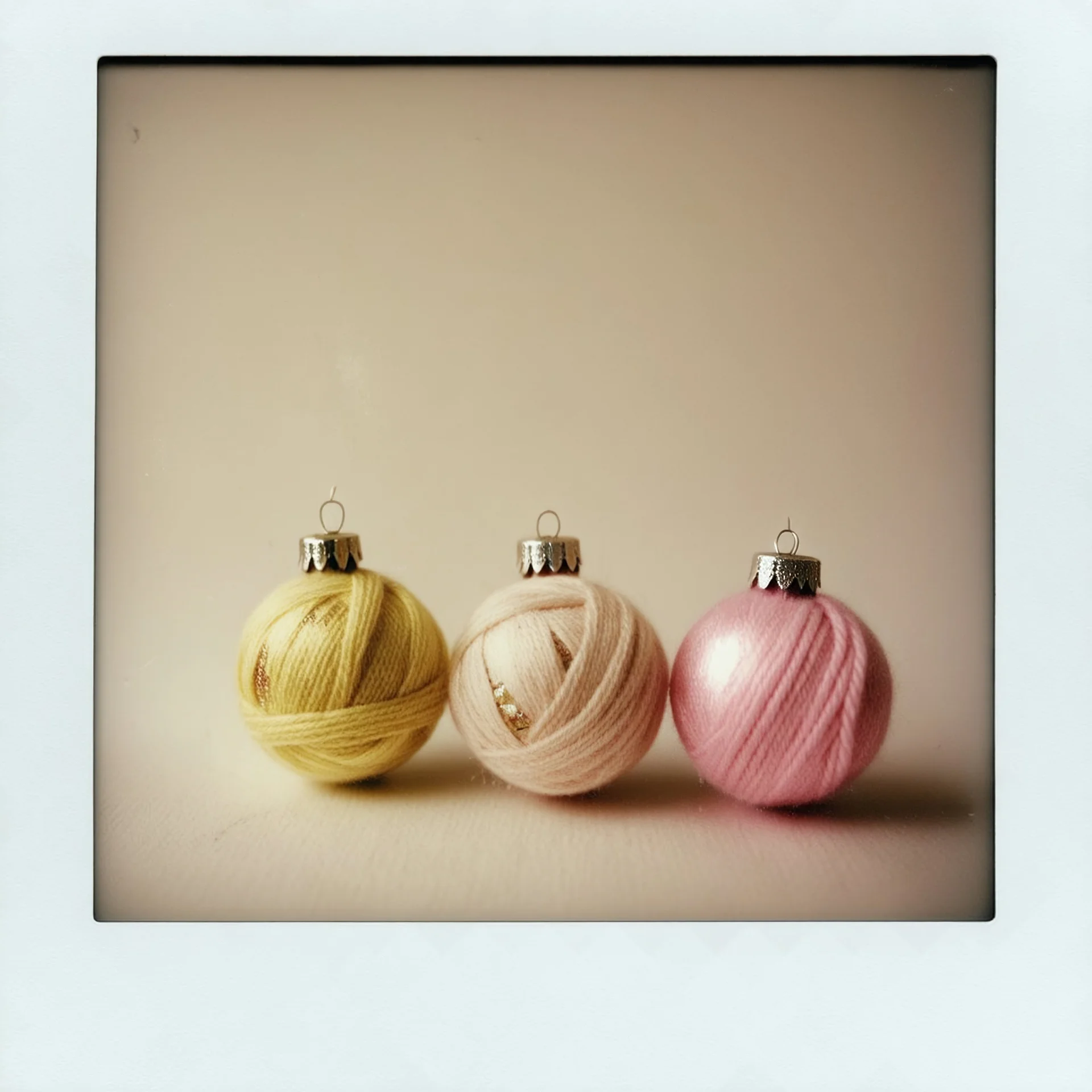 boules de Noël en laine ,pastel, polaroid abîmé