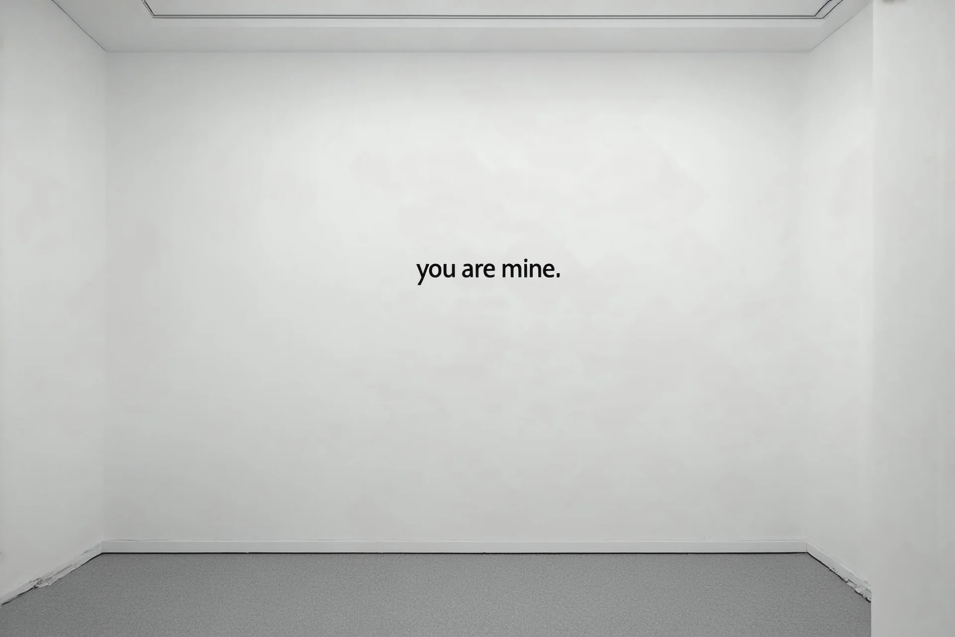 Une pièce vide blanche, , sur le mur il est mal écrit you are mine , liminal atmosphere