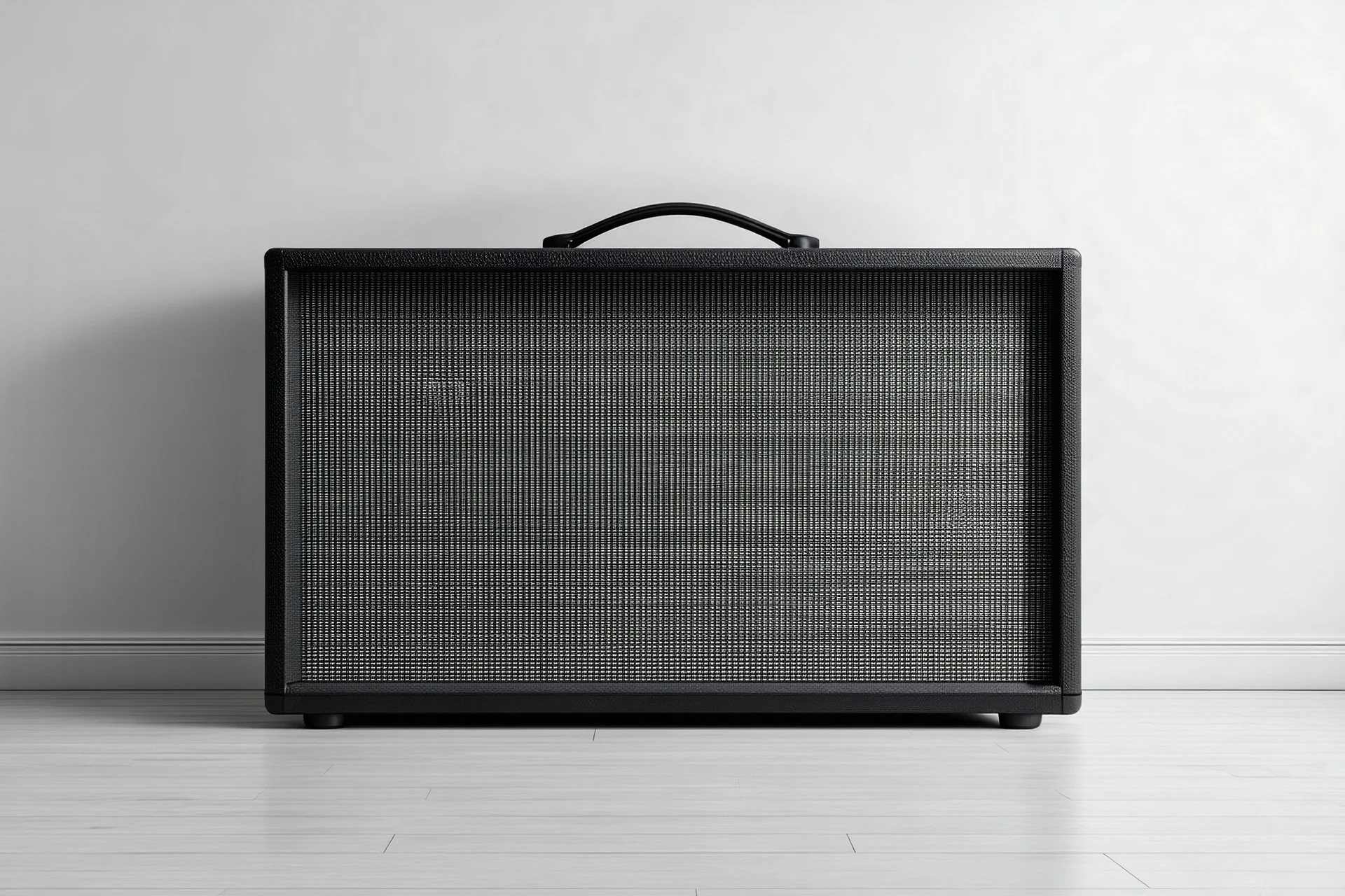 Une pièce vide et blanche, un ampli au fond, liminal atmosphere