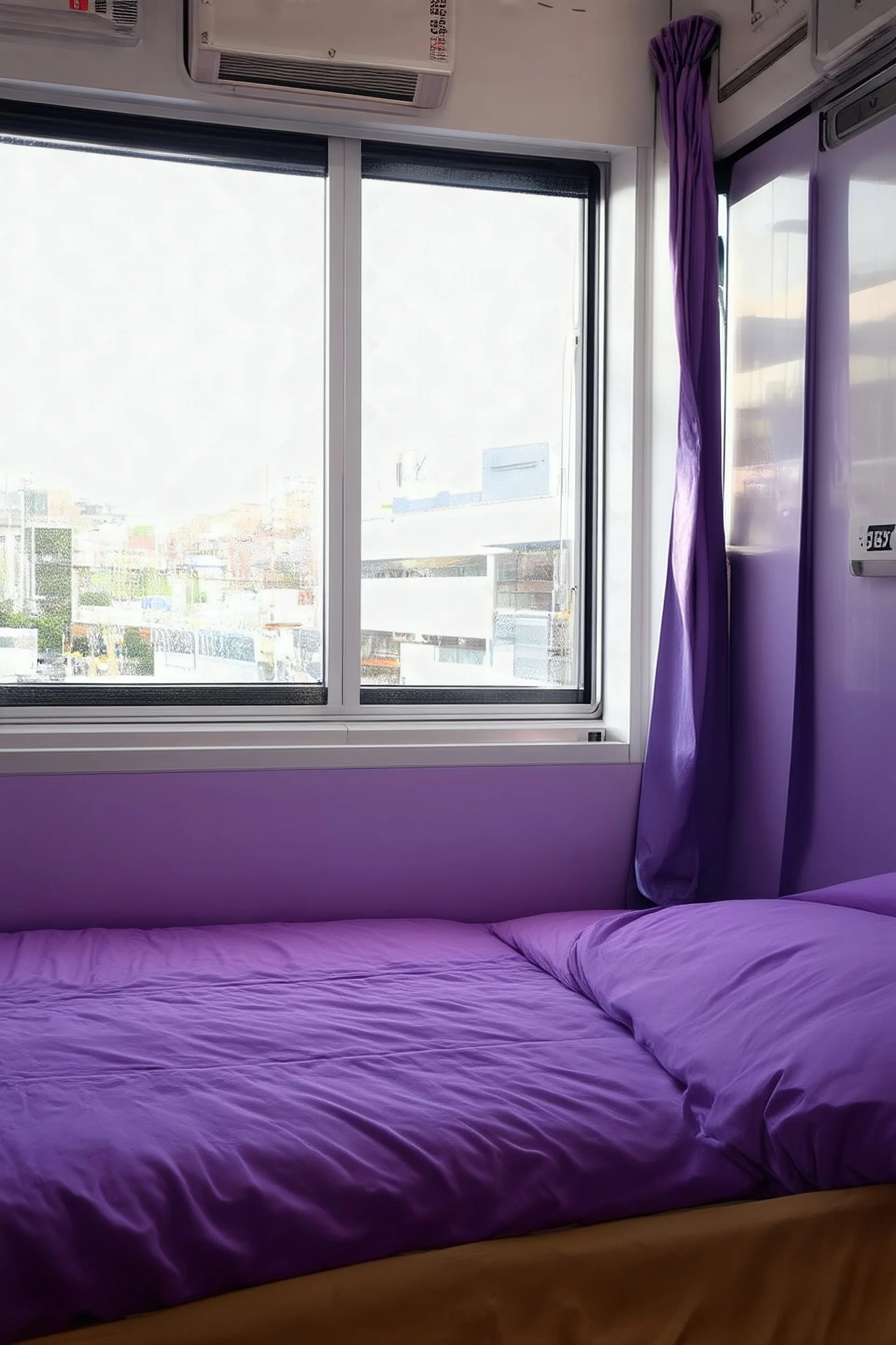 Métro with cosy beds, purple,, hippie