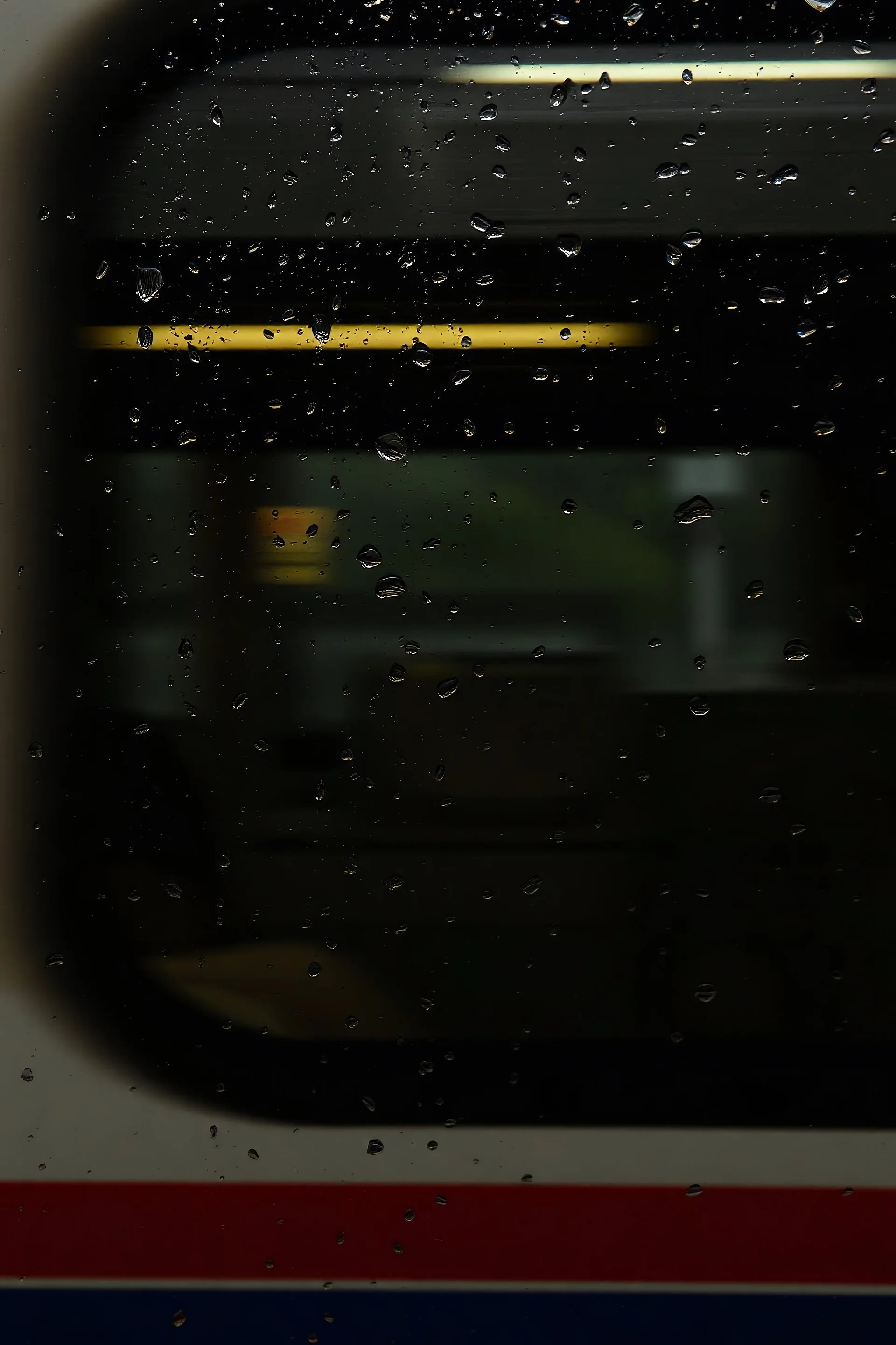 Gouttes de pluie, trainees horizontales,vitre d'un train en route