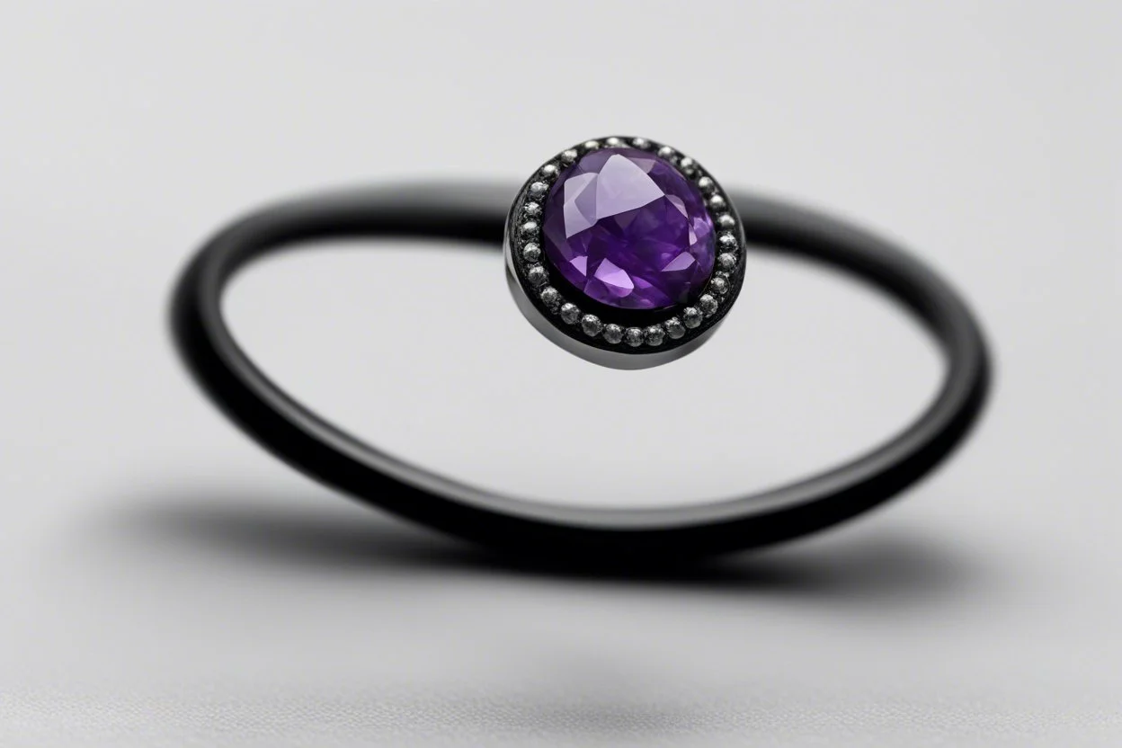 небольшое чёрное кольцо с приделанным лиловым камнем