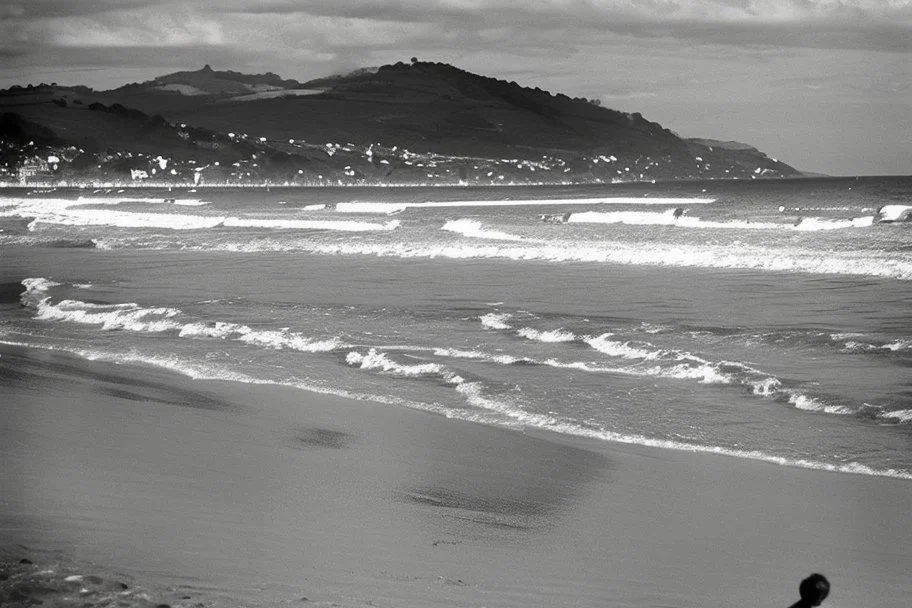 la playa en zarauz, años 50, fotografía en blanco y negro. nostalgia, primer plano