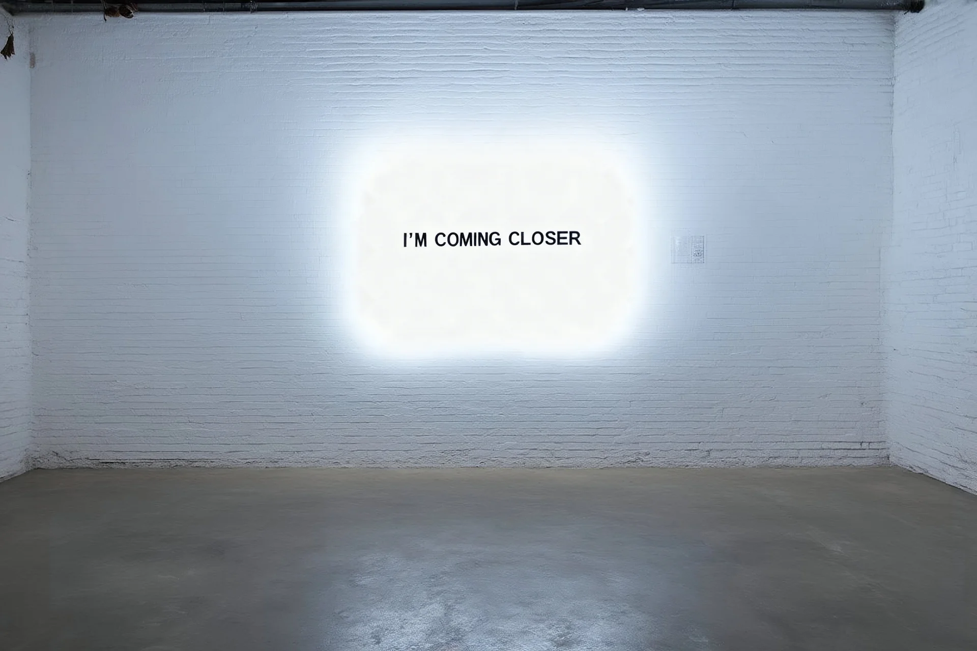 Une pièce vide blanche, , sur le mur il y a un neon qui dit I'M COMING CLOSER, liminal atmosphere