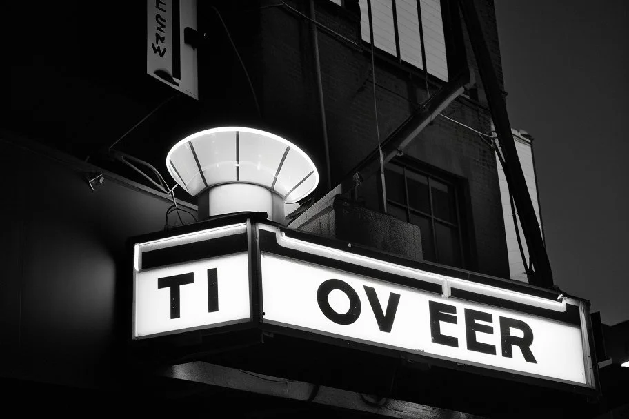 Luminoso del cine en la calle, blanco y negro