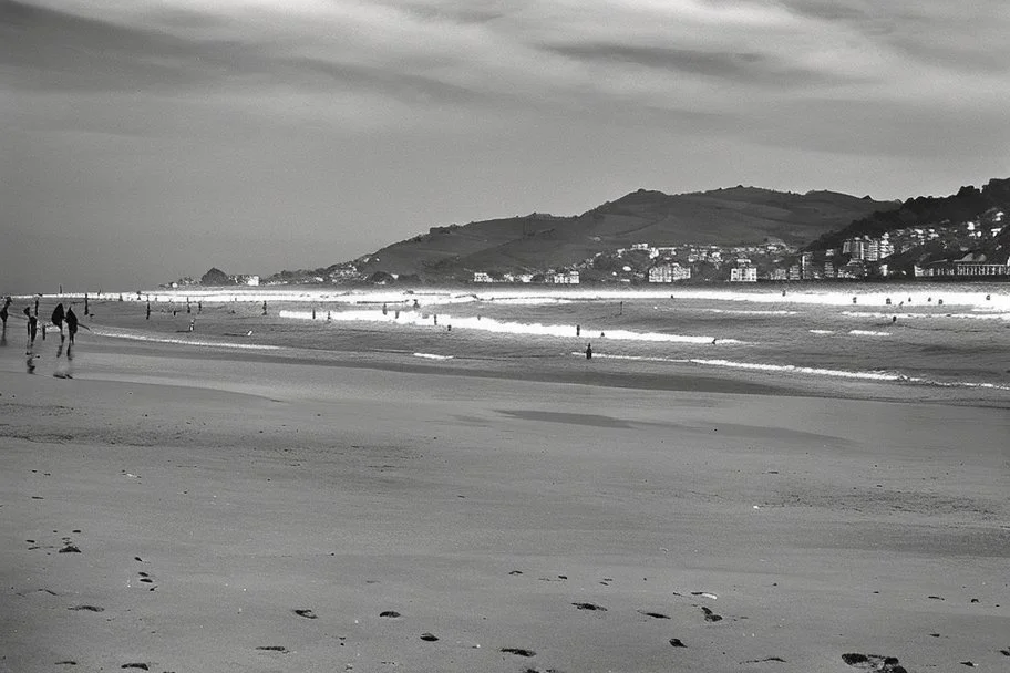 la playa en zarauz, años 50, fotografía en blanco y negro. nostalgia