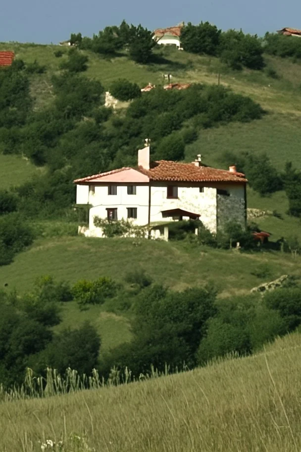 Casa en una colina con vista al pueblo