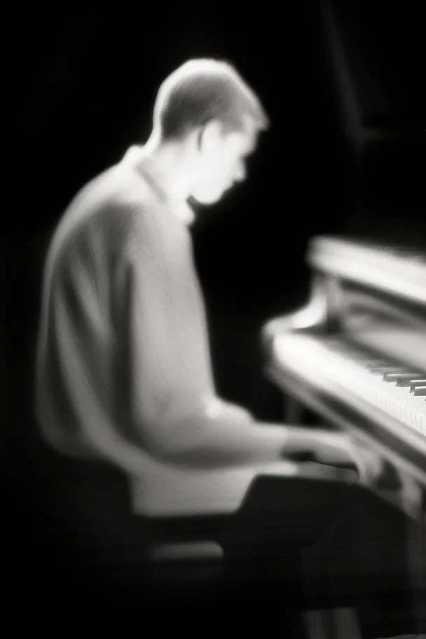 Hombre, pianista, tocando el piano, mirando hacia su derecha, fuertemente iluminado desde, blanco y negro vaporoso, al estilo del fotógrafo Hugo Alonso