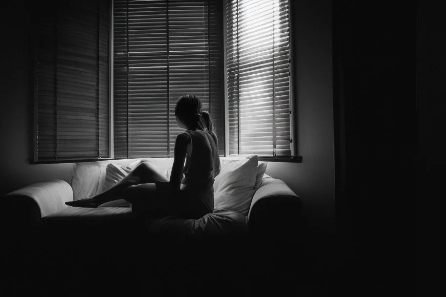 mujer mirando hacia la ventana, fotografía estilo del fotógrafo Julien Lallouette. Cuerpo real. Fotografía realista