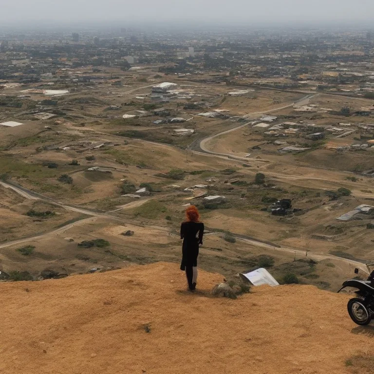 do topo de uma colina, uma jovem ruiva observa motocicletas indo em direção a uma enorme cidade solarpunk em um terreno arenoso