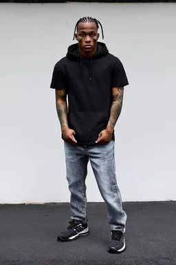 Mann. Beschreibung: Er war ein junger schwarzer Mann, etwa 1,80 m groß, schlanke bis athletische Statur. Sein Gesicht war schmal, mit hohen Wangenknochen und ausdrucksstarken Augen, die oft ernst oder konzentriert wirkten. Er trug meist kurze Dreadlocks oder Cornrows, manchmal auch mit Haarverlängerungen, und hatte mehrere Gesichtstattoos, unter anderem unter dem Auge und an der Schläfe, die ihn sofort erkennbar machten. Sein Stil war oft streetwear-lastig, also Hoodies, T-Shirts, Jeans, Sneake