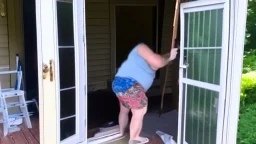 lady upset with installer when screen door is too big and won't fit in the framing