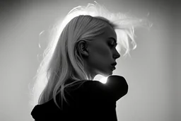 Mujer rubia, retrato primer plano de espaldas, iluminada desde atrás, al estilo de la foto del fotógrafo Hugo Alonso. Imagen en blanco y negro vaporoso
