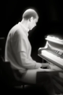 Hombre, pianista, tocando el piano, mirando hacia su derecha, fuertemente iluminado desde, blanco y negro vaporoso, al estilo del fotógrafo Hugo Alonso