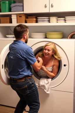 frau steckt in waschmaschine fest und mann befreit sie