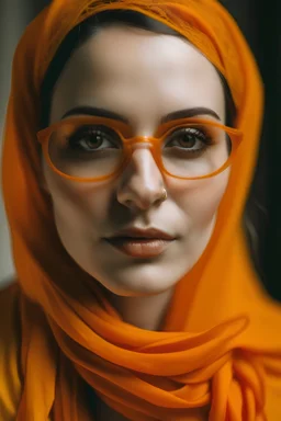 perempuan berjilbab orange berkacamata