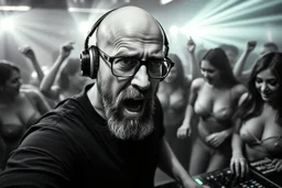 en manlig (breaking bad lookalike) skallig och goatee och glasögon, (ansat skägg) DJ (med hörlurar) som sjunger nära in i kameran, väldigt exalterad, och folk som dansar våldsamt i backgrunden på ett techno disco, svartvit bild, prodigy trash style, dancing girls in background with large chests