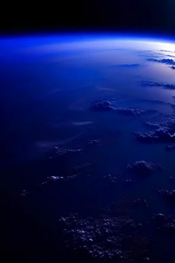 cochinilla mirando asombrado hacia lo alto una planta de suculenta. vista desde un plano americano. con atmosfera espacial, en tonos azules y grises, violetas