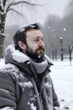 Uomo triste in un parco con la neve