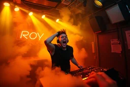 nedsliten sunkig techno club, mycket scen rök i lokalen, och gula röda strobes, en Neon Skylt med texten "DJ ROY" på väggen, DJ Roy skriker rätt in i kameran, och headbangar, euforisk