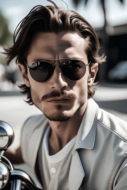 Homme 30 cheveux yeux noisette très beau chemise blanche lunettes de soleil rai ban sur une moto honda