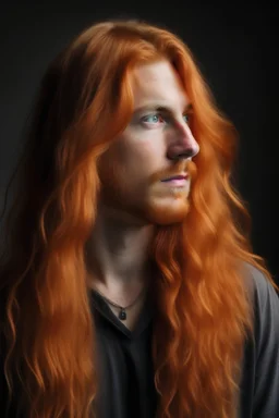 Мужчина с длинными волосами, крупного телосложения с оранжевыми волосами