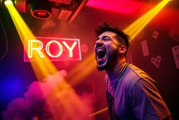 nedsliten sunkig techno club, mycket scen rök i lokalen, och gula röda strobes, en Neon Skylt med texten "DJ ROY" på väggen, DJ Roy skriker rätt in i kameran, öppen mun och headbangar, euforisk