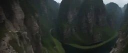 sentier dans la falaise d'un canyon karstique étroit surplombant une rivière dangereuse