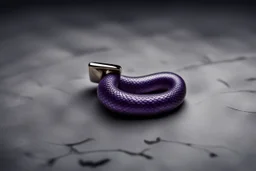 запонка. Одна-единственная, изящная, выполненная в виде миниатюрной пурпурной змеи, кусающей свой собственный хвост. Она лежала на сером камне, холодно поблескивая в тусклом свете. в стиле знака