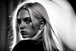 Mujer rubia, retrato primer plano de espaldas, iluminada desde atrás, al estilo de la foto del fotógrafo Hugo Alonso. Imagen en blanco y negro vaporoso