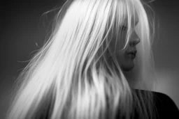 Mujer rubia, retrato primer plano de espaldas, iluminada desde atrás, al estilo de la foto del fotógrafo Hugo Alonso. Imagen en blanco y negro vaporoso