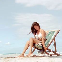 mujer sentada en una hamaca de madera en la playa, fotografía real, fotografía realizada con un cámara Fuji y objetivo de 35mm, fotografía en blanco y negro, tono años 60