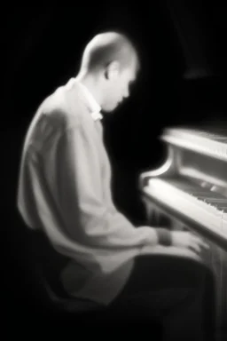 Hombre, pianista, tocando el piano, mirando hacia su derecha, fuertemente iluminado desde, blanco y negro vaporoso, al estilo del fotógrafo Hugo Alonso