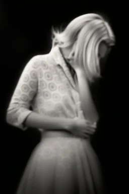 Mujer rubia mirando con la cabeza baja hacia su derecha iluminada, retrato medio cuerpo, iluminada potentemente desde el lado derecho, blanco y negro vaporoso, al estilo del fotógrafo Hugo Alonso