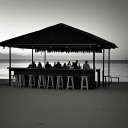 Terraza de un chiringuito frente a la playa al atardecer, fotografía realizada con una cámara Leica y con un objetivo de 50 mm, fotografía real, fotografía en blanco y negro