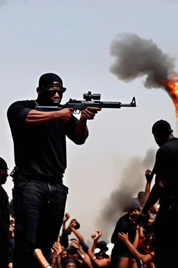 schwarzer drogen dealer mit ak47 zielt auf eine große gruppe unschuldiger menschen mit weißer haut bereit sie alle zu töten