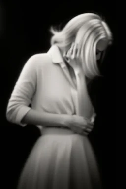 Mujer rubia iluminada, retrato medio cuerpo, iluminada potentemente desde el lado derecho, blanco y negro vaporoso, peinado a lo Verónica Lake al estilo del fotógrafo Hugo Alonso