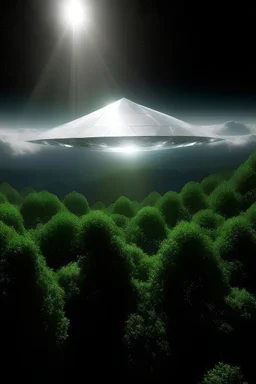 Ufo fait de pur lumière blanche divine éblouissante, au dessus de la terre, en forme de losange à plusieurs facettes, diamant, divin
