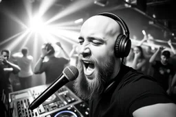 en manlig skallig och goatee (ansat skägg) DJ (med hörlurar) som sjunger nära in i kameran, väldigt exalterad, och folk som dansar våldsamt i backgrunden på ett techno disco, svartvit bild, prodigy trash style