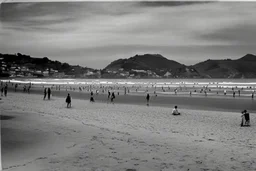 la playa en zarauz, años 50, fotografía en blanco y negro. nostalgia