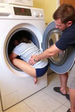 frau steckt kopf voran in waschmaschine fest und mann befreit sie