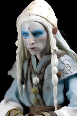 Druido dell'acqua, hobbit, alta 30 cm, albina, occhi grandi e neri con all'interno puntini verdi, con la vitiligine (macchie rosse su tutto il corpo), capelli bianchi raccolti in treccia, con addosso un poncho blu col cappuccio