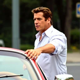John Travolta travolto da un'auto