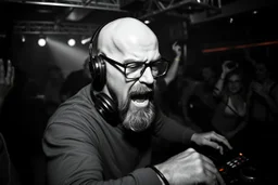 en manlig (breaking bad lookalike) skallig och goatee och glasögon, (ansat skägg) DJ (med hörlurar) som sjunger nära in i kameran, väldigt exalterad, och folk som dansar våldsamt i backgrunden på ett techno disco, svartvit bild, prodigy trash style