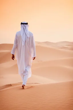 Misterius Arabic Man Walk alonely on desert