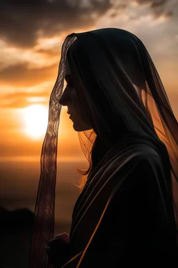Seorang wanita jilbab lebar menatap matahari terbenam