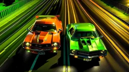 Vogelperspektive frontal nah von limettengrünem 1970er Plymouth AAR ´Cuda und orangem 1980er Chevrolet Camaro Z28 auf nächtlicher Autobahn beim überholen