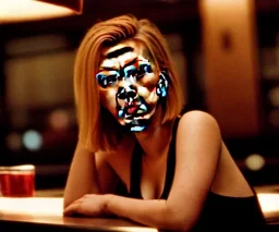 Scarlett Johansson in Lost in Translation, en la barra de un bar con la mirada perdida y fumando.