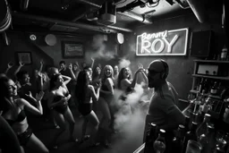 dans golv på en nedsliten sunkig techno club, många personer som dansar, yppiga kvinnor, scen rök och ljus strobes, svartvit bild, en del personer ser in i kameran och skriker: "Benny!" och en Neon Skylt med texten "DJ ROY" på väggen, DJ Roy skriker rätt in i kameran, öppen mun, mycket flaskor och glas i baren